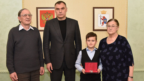 Глава Марий Эл передал родителям педиатра Натальи Костровой Орден Пирогова