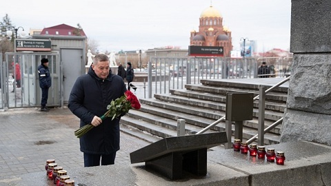 Андрей Бочаров почтил память погибших во время теракта на железнодорожном вокзале