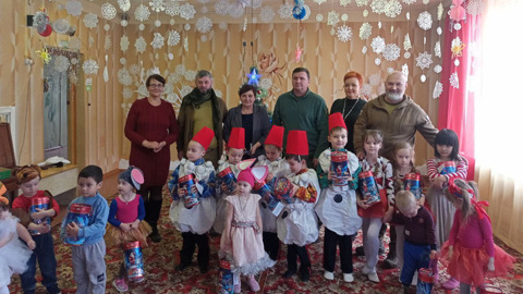 Дошколята из подшефного района ДНР поставили для представителей Амурской области русскую сказку