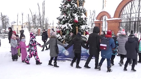 Главная приходская ель открылась около кафедрального собора Александра Невского в Кирове