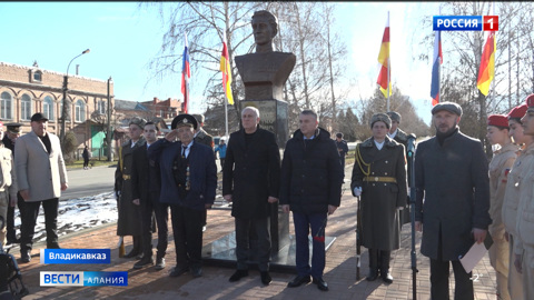 Во Владикавказе открыли бюст Героя Советского Союза Хаджи-Умара Мамсурова