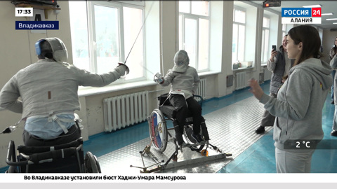 Министр спорта Северной Осетии Сослан Кочиев исполнил мечту участника акции "Елка желаний" Мурата Цагоева