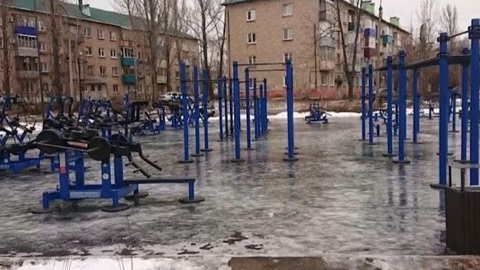 В балаковском фитнес-парке начали восстанавливать сломанные тренажеры