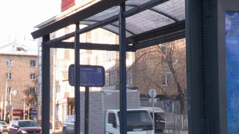 В Красноярске остановки упрятали за решетку