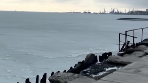 Азовское море сковало льдом