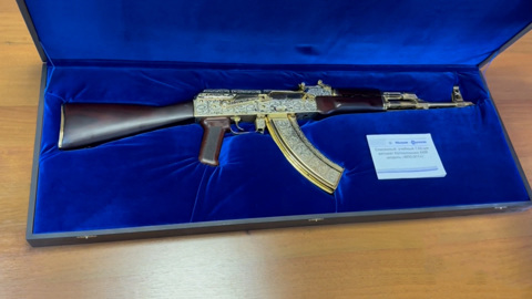Уральские таможенники изъяли золотой Калашников