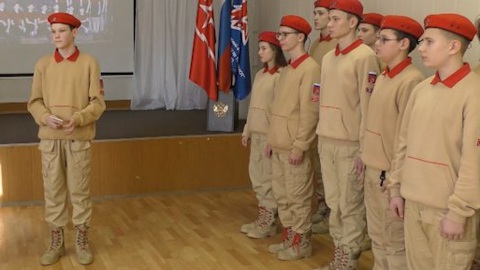 В саратовской школе отметили день образования детско-юношеского движения "Юнармия"