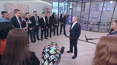 Владимир Путин посетил новый учебно-практический корпус МГУ "Ломоносов"