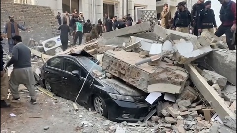 Количество жертв после теракта в Пакистане продолжает расти