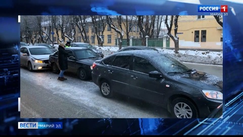 Сразу три автомобиля столкнулись в Йошкар-Оле