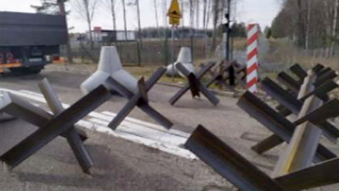 У границы Польши с Россией появились противотанковые ежи