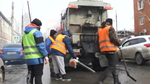 В Саратове продолжаются работы по текущему ямочному ремонту