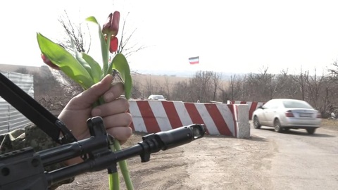 Морпехи Тихоокеанского флота устроили праздник жительницам Мариуполя