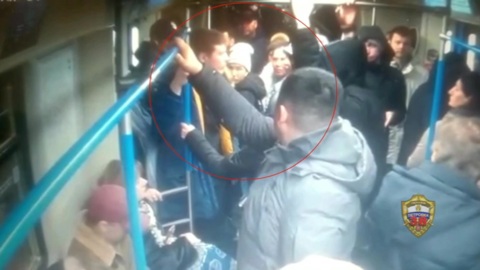 Хулиган распылил газовый баллончик в переполненном вагоне метро