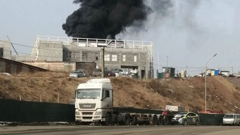 Во Владивостоке в строящемся спортивном объекте загорелся утеплитель