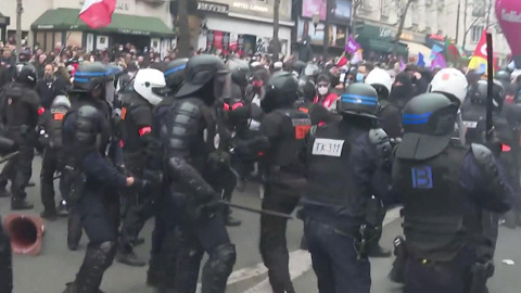 В Париже горят горы мусора