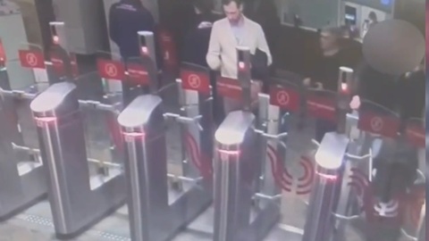 Двое вандалов разбили турникеты в столичной подземке