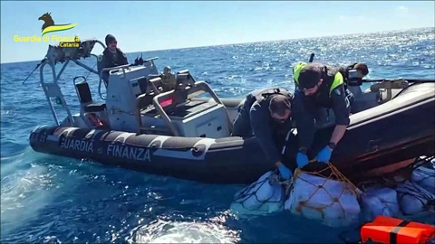 Две тонны кокаина перехватили итальянские силовики в море у Сицилии