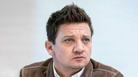 Джереми Реннер вернулся в больницу, чтобы поблагодарить спасших его врачей