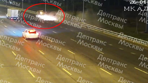 Камера сняла аварию с искрами на МКАД