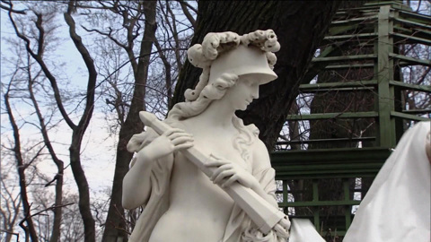 Со скульптур Летнего сада в Петербурге сняли защитные покровы и короба