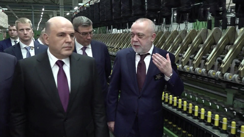 Мишустин осмотрел прядильный завод в Черкесске