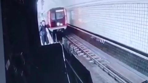 Пассажир московского метро забрался в тоннель, чтобы покурить