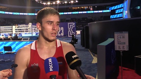 Россиянин Атаев стартовал с победы на чемпионате мира по боксу