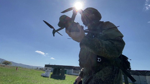 Российские военнослужащие тренируются в управлении дронами