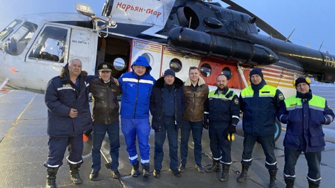 Авиаотряд показал кадры "ювелирной" эвакуации моряка с борта траулера