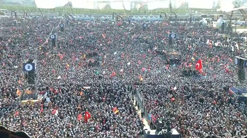 В Турции власти и оппозиция вывели на улицы сторонников