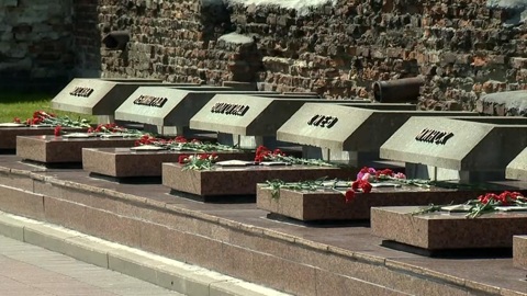 Легковые машины в центре Бреста уступили дорогу боевым