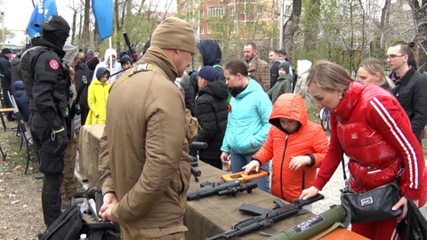 Посетители "Парка Победы" в Благовещенске примеряли форму и писали письма солдатам