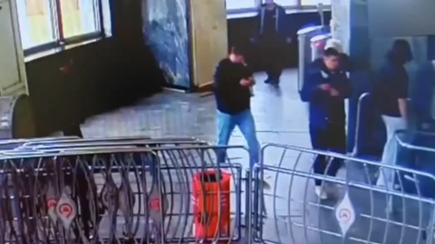 Безбилетник набросился на пассажирку метро после сделанного замечания