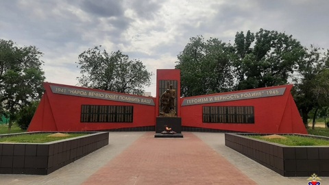 Неизвестный сжег венки на братской могиле павших в Сталинградской битве
