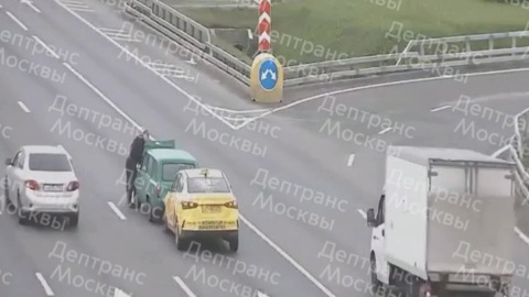 Водитель загорелся после аварии на МКАД