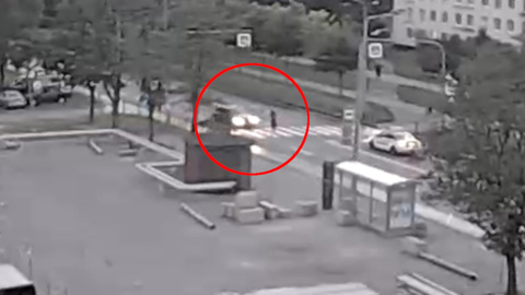 Момент гибели пешехода в Колпине сняла камера