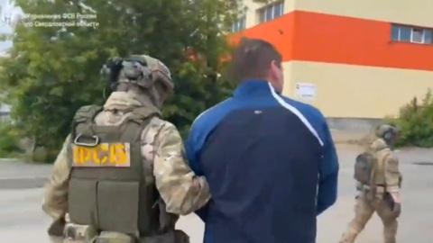 ФСБ показала кадры с задержанным за финансирование ВСУ россиянином