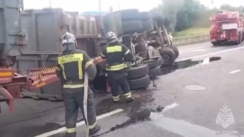 Грузовик опрокинуся на юге Москвы