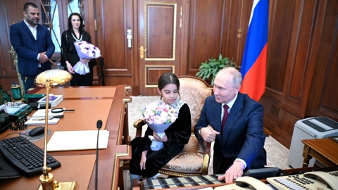 Гостью из Дербента президент встретил с цветами