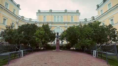 Скользим мы бездны на краю