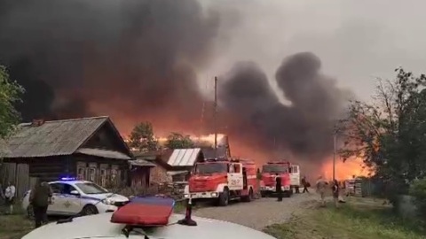 Сотрудники МЧС борются с огнем возле села Шайдуриха в Невьянском районе