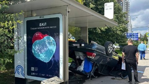 Автомобиль протаранил остановку после ДТП, пострадала женщина
