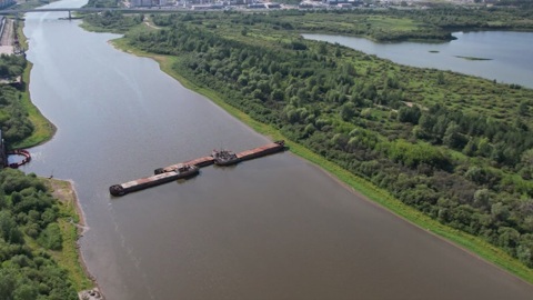 Три баржи поперек Туры создали подпор для стабилизации уровня главной водной артерии Тюмени