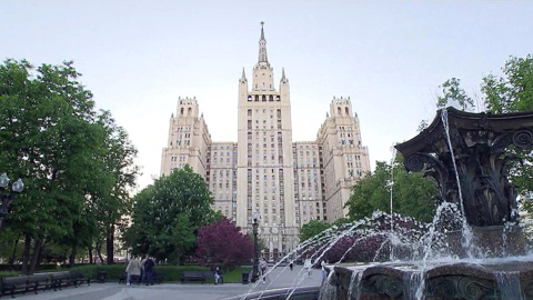 Знаменитая высотка стала полем битвы жильцов и экскурсантов