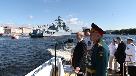 Уникальное зрелище. В Петербурге прошел Главный военно-морской парад