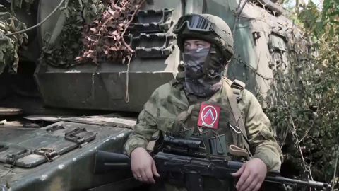 Министру обороны продемонстрировали трофейную бронетехнику