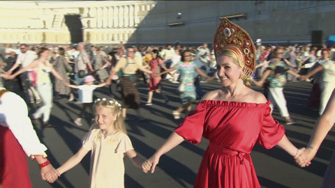 Фестиваль "Хороводы России" собрал на Дворцовой площади Петербурга две тысячи участников