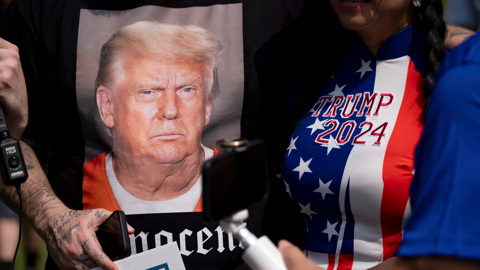 Трамп упрекнул Харрис в "смене расы"
