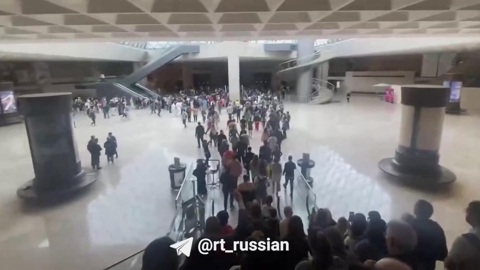 Во Франции из-за угрозы взрыва эвакуировали посетителей Лувра и Версаля